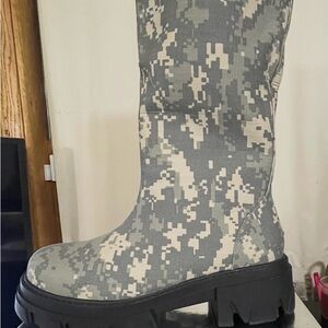 Akira Camouflage Patterned Chunky Boots - Size 9